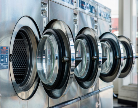 Servicio de lavandería con equipos modernos y eficientes.