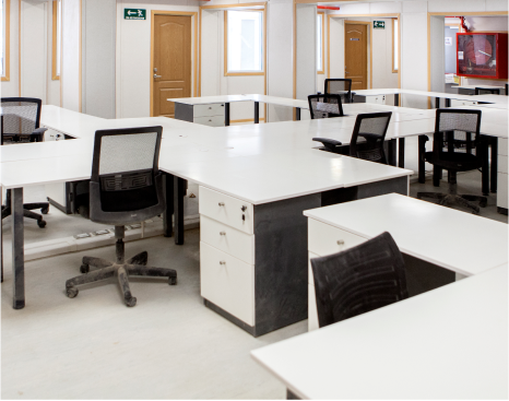 Oficina de trabajo equipada con mobiliario ergonómico y tecnología moderna.