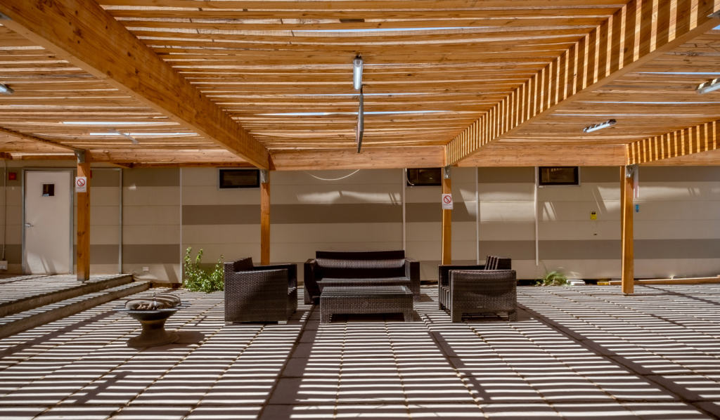 Sala de estar exterior en el hotel Village Calama, diseñada para la relajación de los huéspedes.