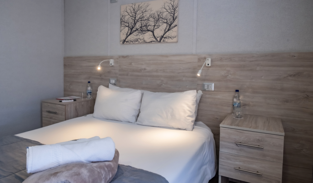 Habitación moderna y acogedora en el hotel Village Calama.