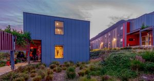 Vista exterior del Hotel Village Chillepín, solución de alojamiento modular ubicada estratégicamente cerca de Minera Los Pelambres, con infraestructura diseñada para trabajadores mineros y empresas del sector.